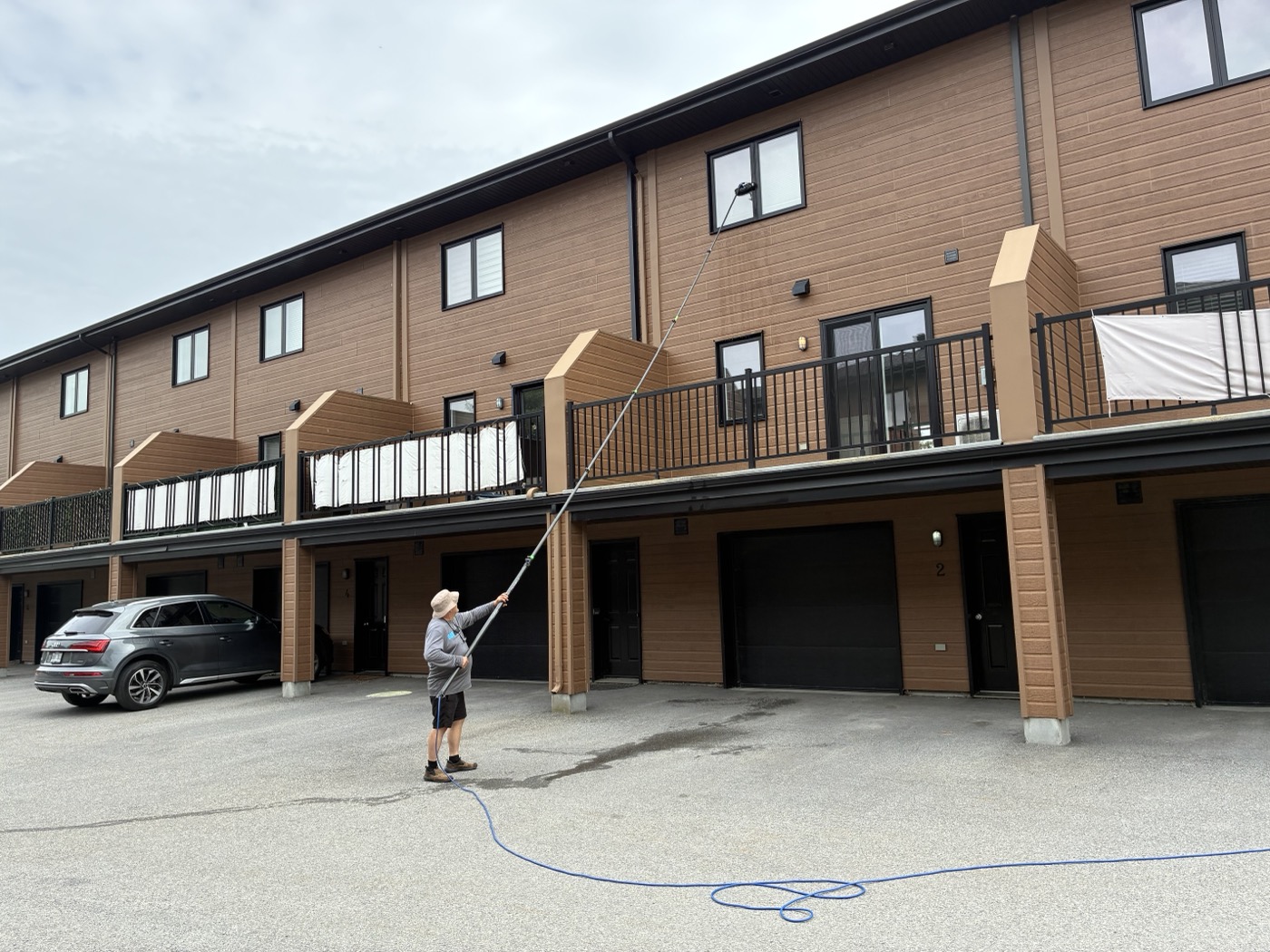 Technicien SOSMAISON nettoyage fenêtres immeuble commercial